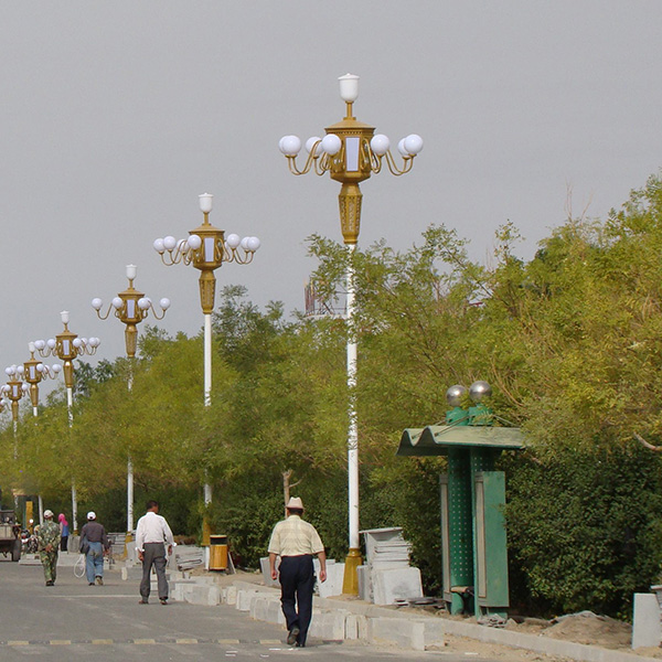 安博官网首页:唐山市城管局对900余基中华灯进行会集清洗保护