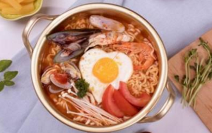 加盟網(wǎng)紅“泡面小食堂”卻沒有商標(biāo)？