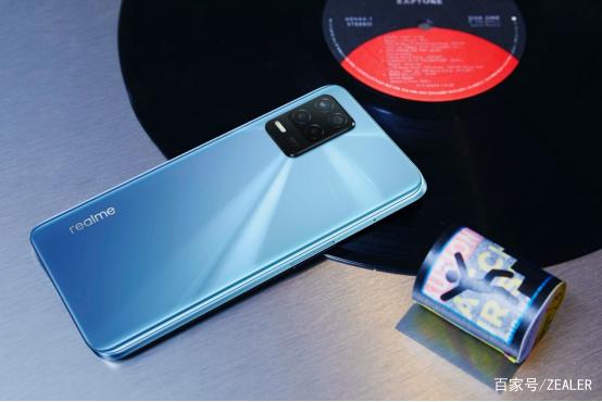 2021年7月23日realme 新專(zhuān)利曝光 未來(lái)有望推出支持磁吸式無(wú)線充電技術(shù)的新手機(jī)